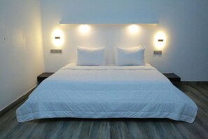 Blackout drapes, iron/ironing board, WiFi, bed sheets - Midigama Holiday Inn (Ahangama)