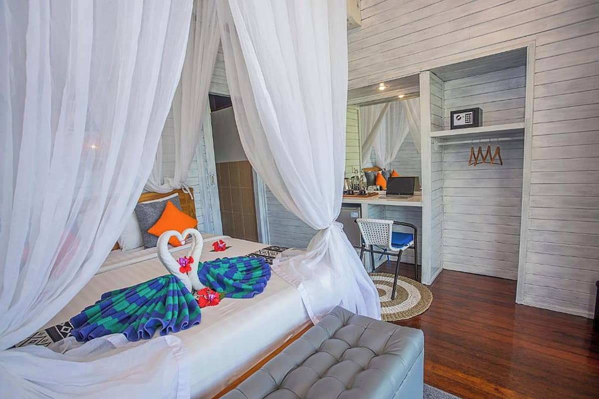 Une chambre à coucher avec un lit, un bureau et une chaise.