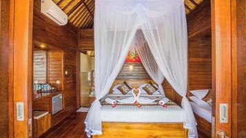 Quarto luxo, acesso à piscina, vista para o mar | 1 quarto, frigobar, cortinas blackout, Wi-Fi de cortesia