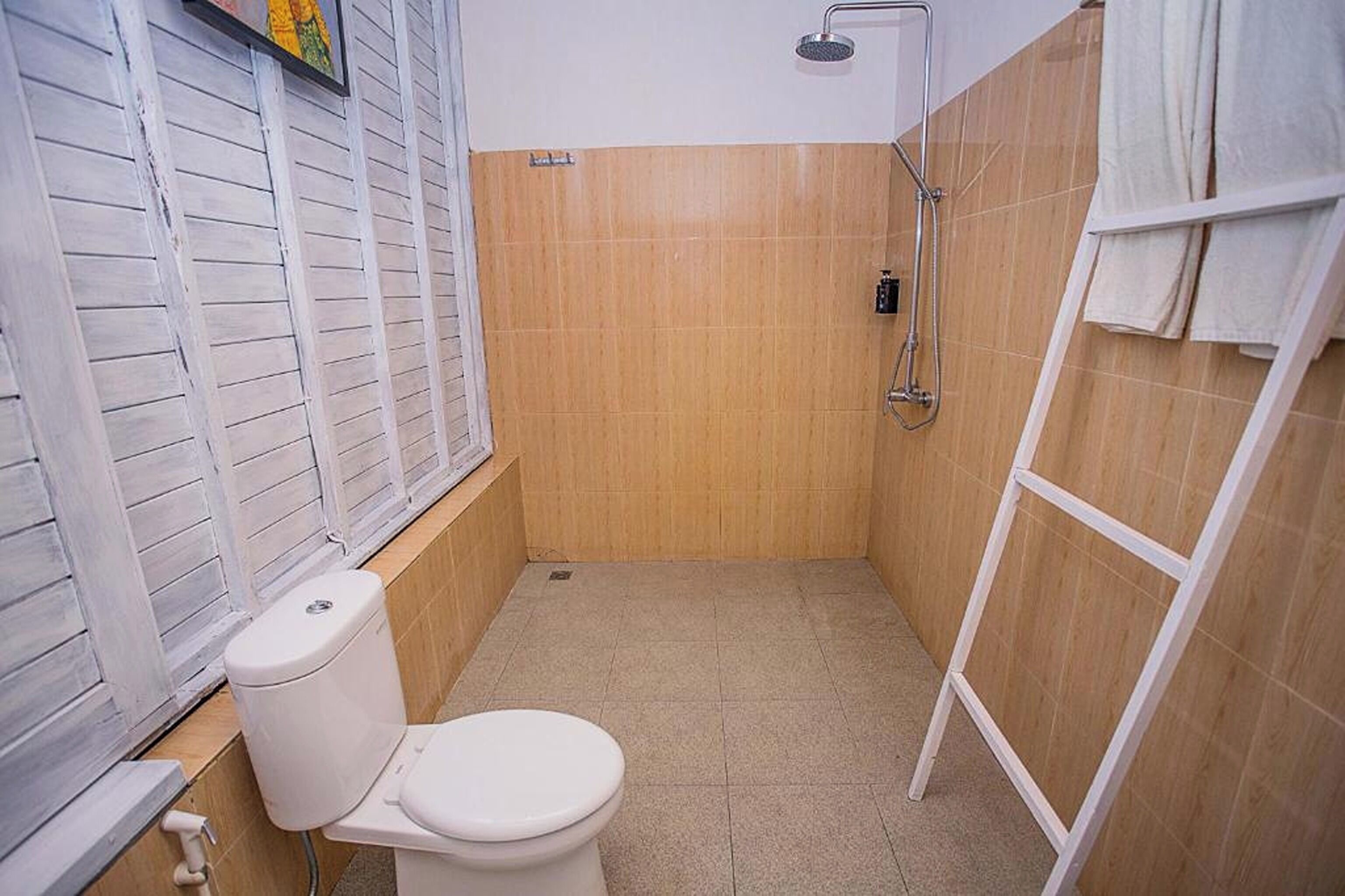 Un bagno piccolo con il water, doccia e porta asciugamani.