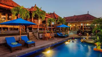 Una piscina al aire libre