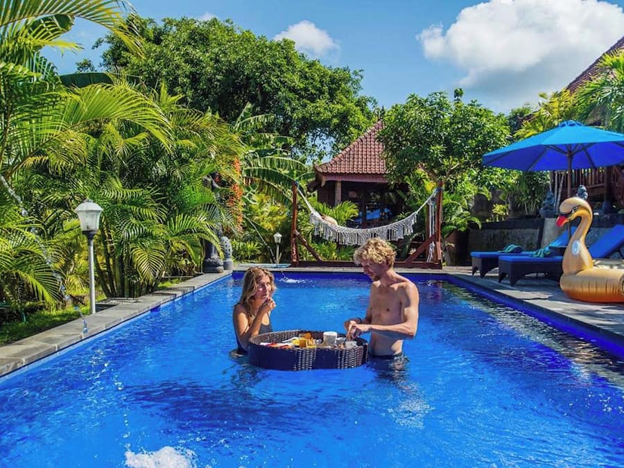 Una piscina al aire libre