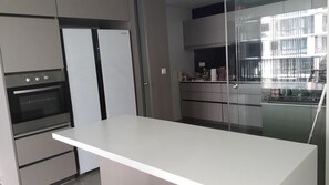 Refrigerador, microondas, parrilla de estufa y tetera eléctrica 