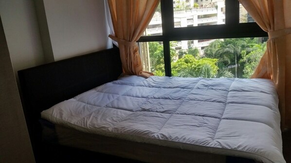 Escritorio, cortinas blackout y tabla de planchar con plancha 