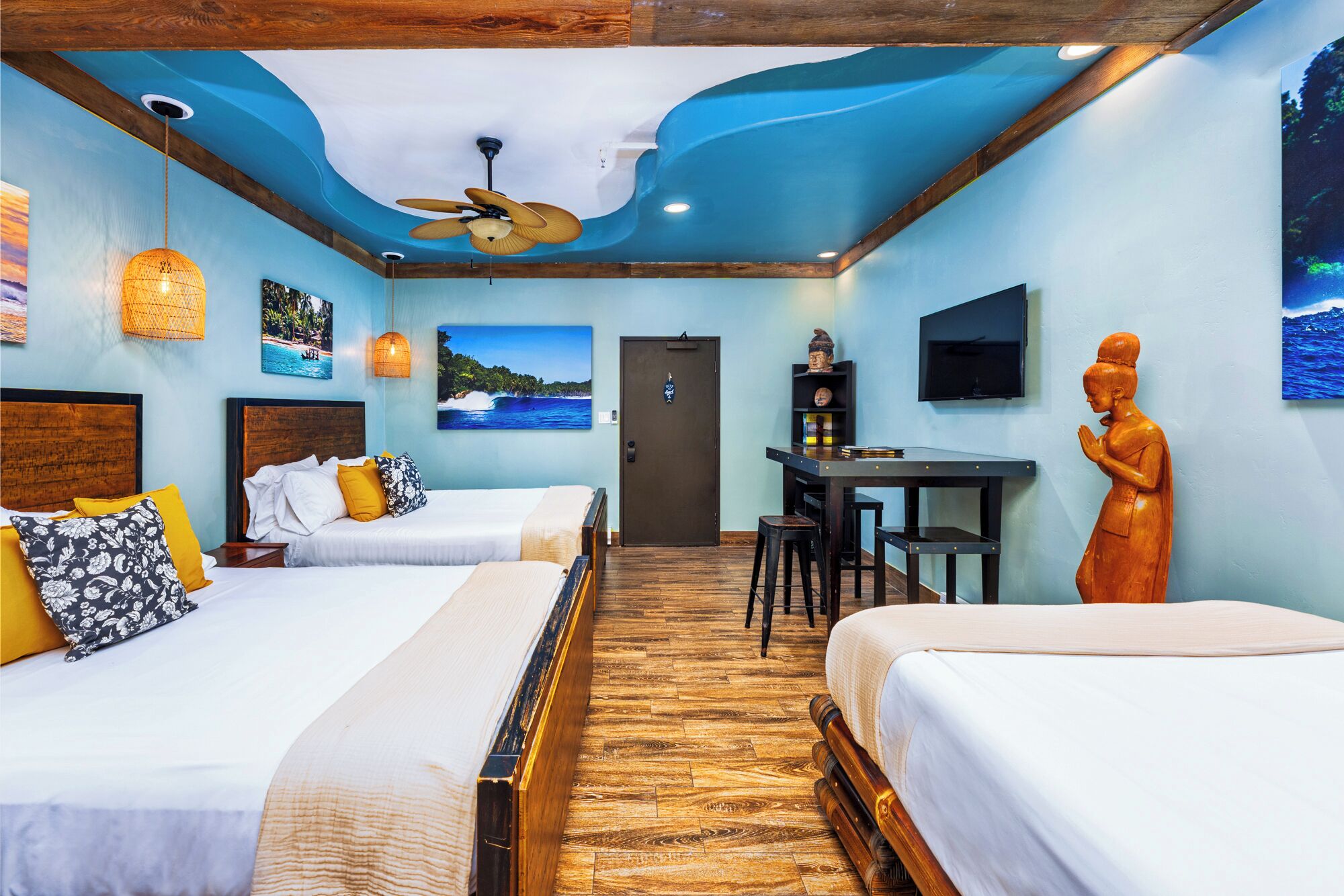 خزنة داخل الغرفة وبديكورات فريدة لكل غرفة وطراز فريد لكل وحدة