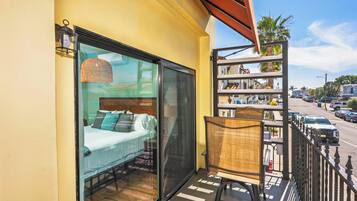 Signature Room, 1 King Bed, Accessible, Non Smoking | In-room safe, individually decorated, individually furnished, free WiFi