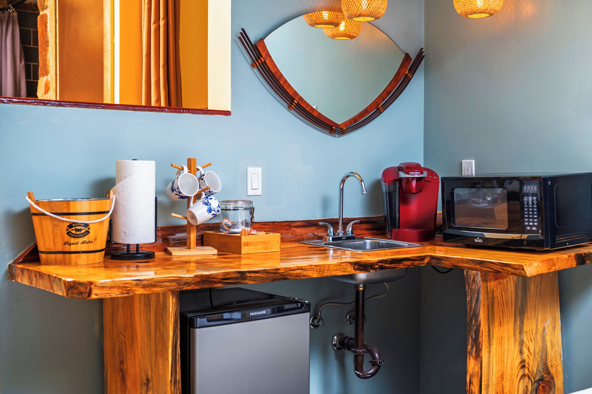 deluxe triple room, multiple beds, non smoking | 1 bedroom, in-room safe, individually decorated, individually furnished