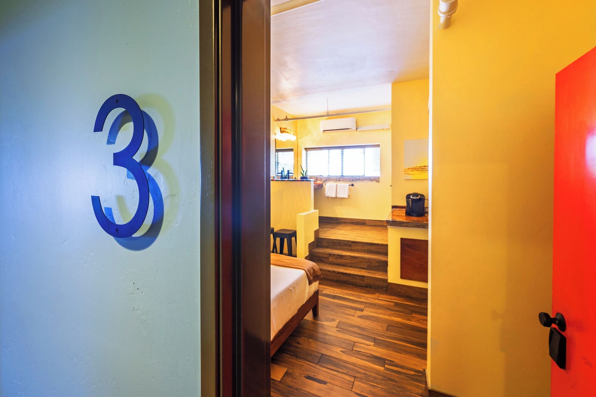 basic studio, 1 queen bed, non smoking | 1 bedroom, in-room safe, individually decorated, individually furnished