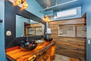 Phòng đôi Deluxe, nhiều giường, không hút thuốc | Phòng tắm | Buồng tắm vòi sen, khăn tắm, dầu gội 