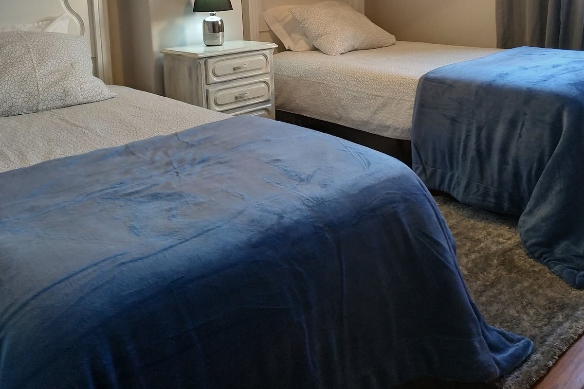 Zweibettzimmer, Gemeinschaftsbad (B) | Verdunkelungsvorhänge, kostenlose Babybetten, kostenloses WLAN
