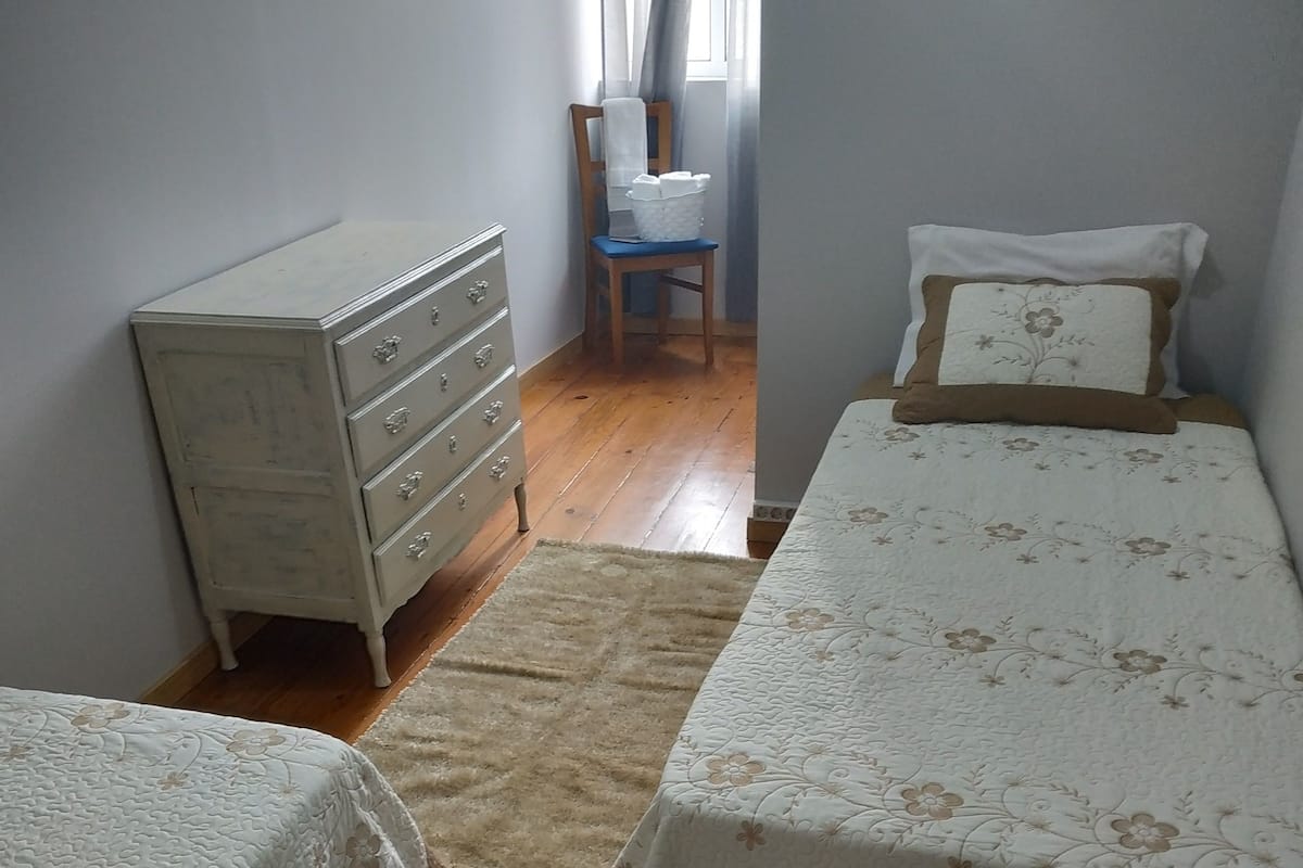 Zweibettzimmer, eigenes Bad (I) | Verdunkelungsvorhänge, kostenlose Babybetten, kostenloses WLAN