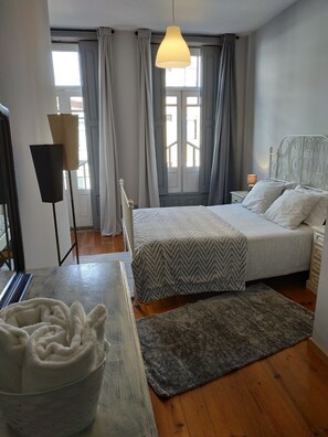 Double Room, Private Bathroom (S) | Blackout drapes, free cribs/infant beds, free WiFi, bed sheets - Gabriel (Porto)