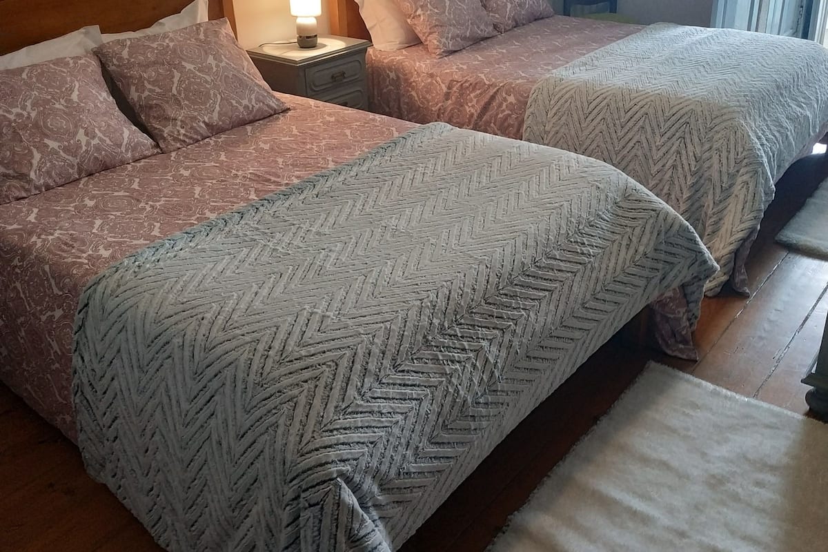 Habitación familiar, baño privado (C) | Cortinas blackout, cunas gratuitas, wifi gratis y ropa de cama