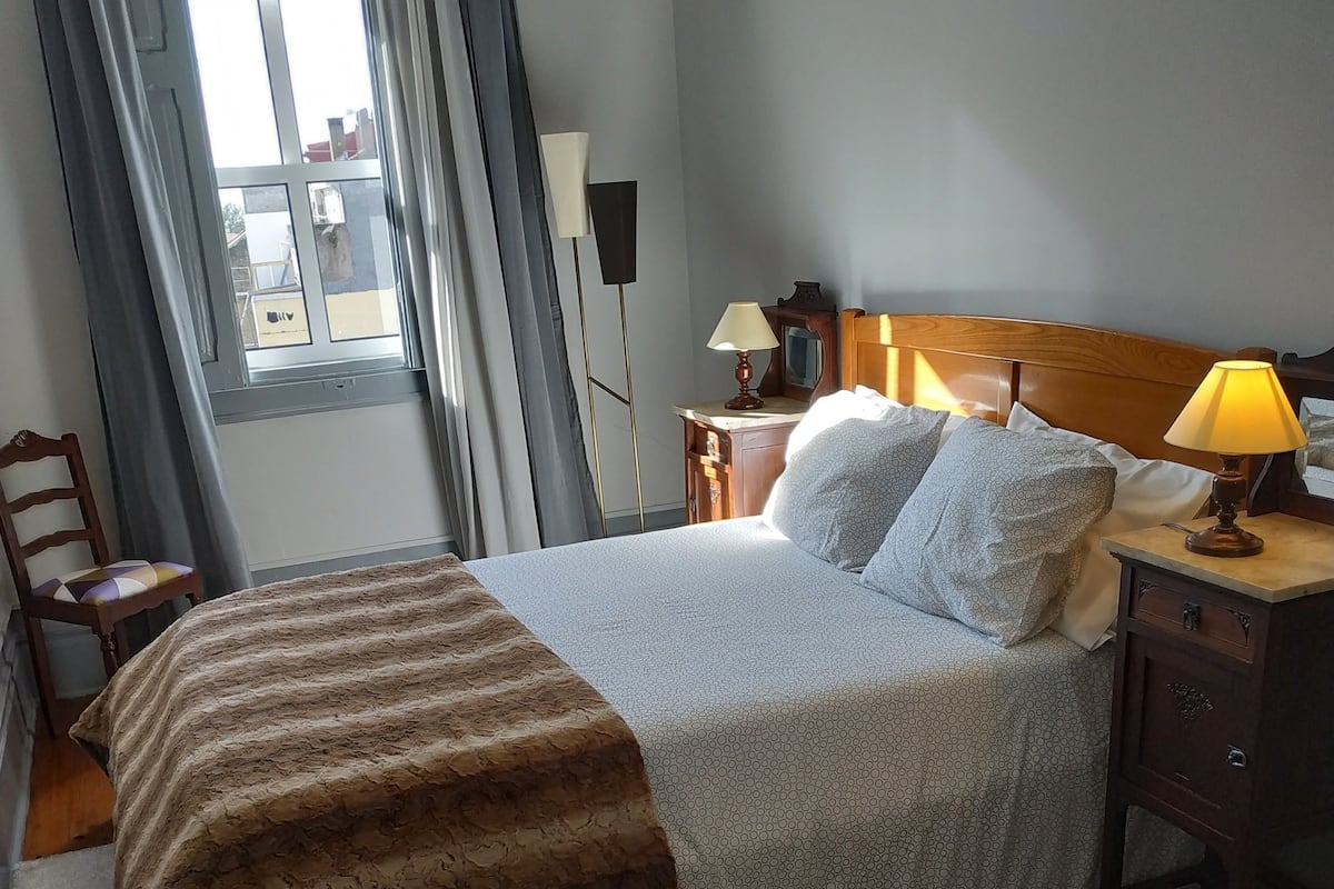 Doppelzimmer, Gemeinschaftsbad (M) | Verdunkelungsvorhänge, kostenlose Babybetten, kostenloses WLAN