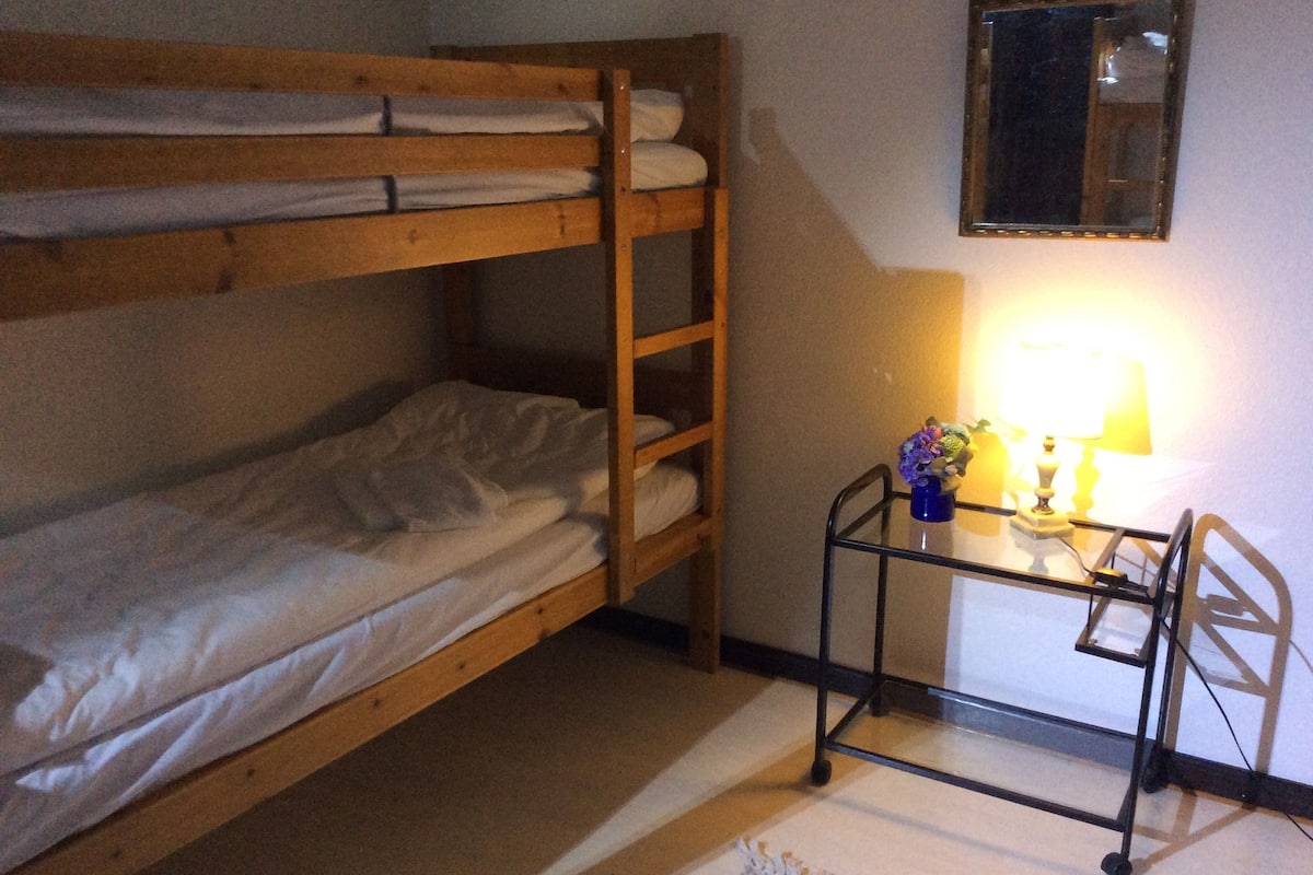 Family Room | WiFi (free), bed sheets