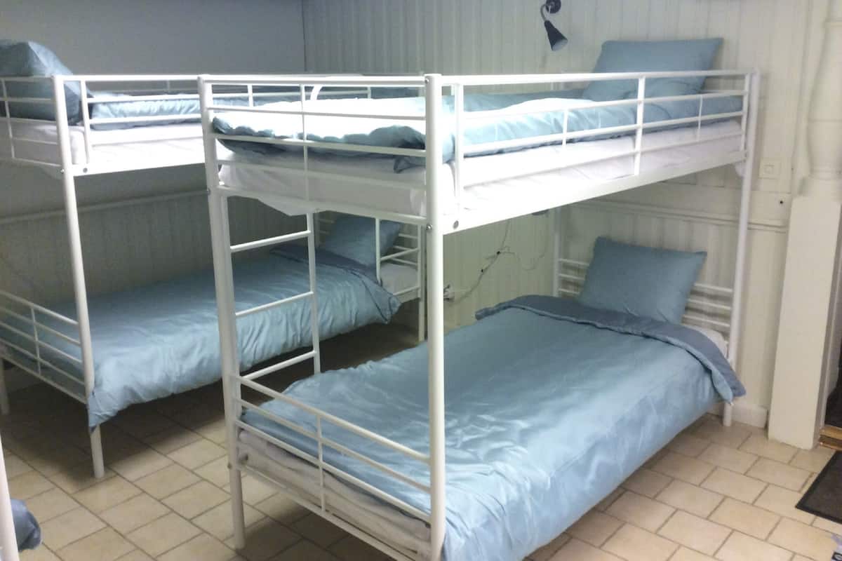 Shared Dormitory (6 beds) | WiFi (free), bed sheets