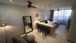 Familie appartement, meerdere bedden, niet-roken | Een kluis op de kamer, verduisterende gordijnen, geluiddichte muren