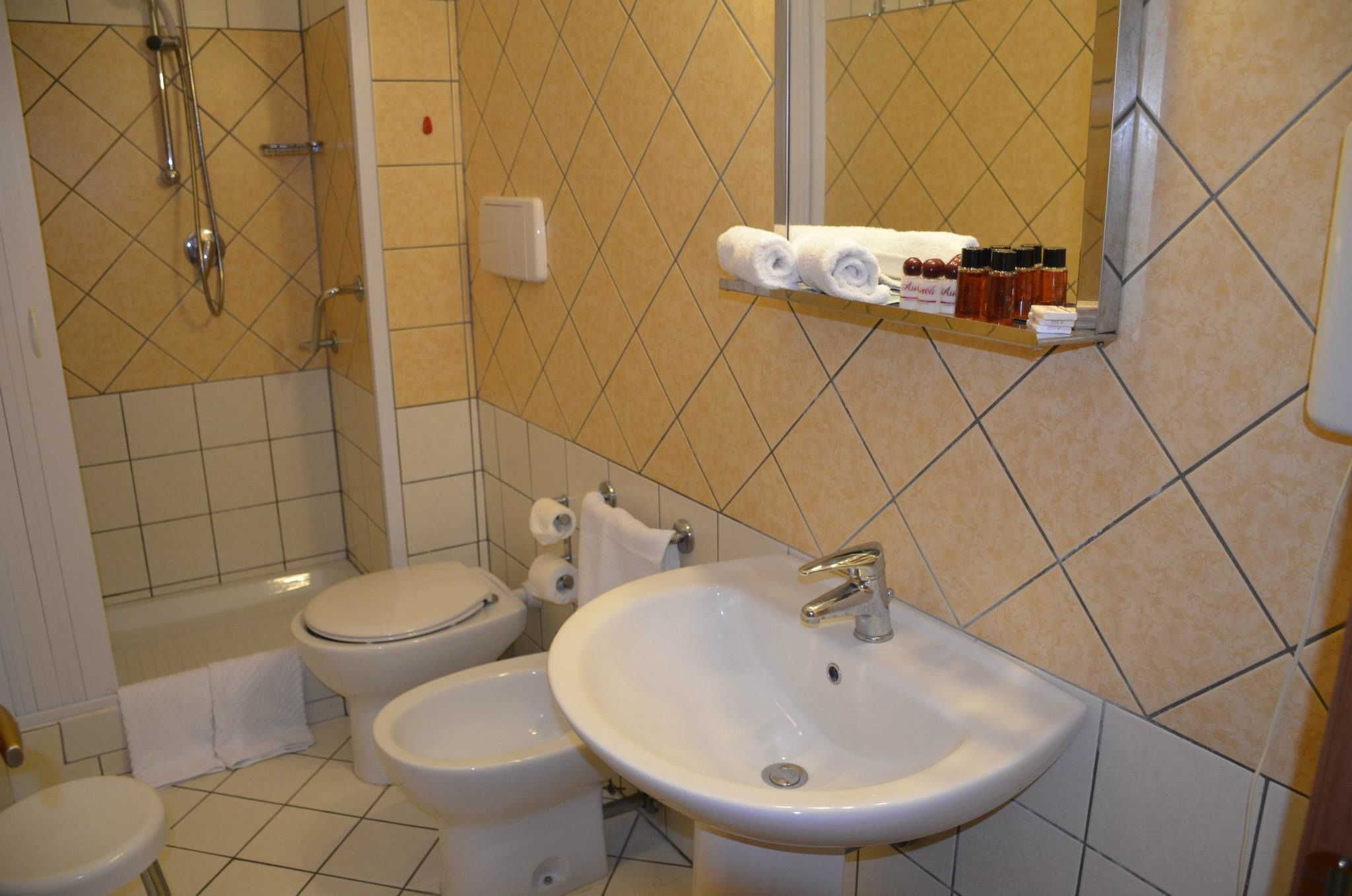 Camera quadrupla | Bagno | Doccia, soffione a pioggia, set di cortesia gratuito, asciugacapelli