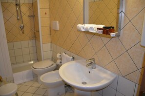 Quadruple Room | Bathroom | Shower, rainfall showerhead, free toiletries, hair dryer