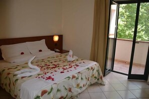 Premium bedding, down comforters, Select Comfort beds, desk - Hotel Residence Domus (Santa Maria del Cedro)