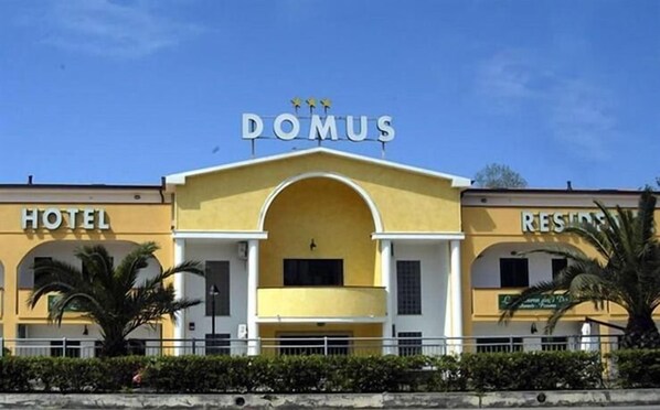 Front of property - Hotel Residence Domus (Santa Maria del Cedro)