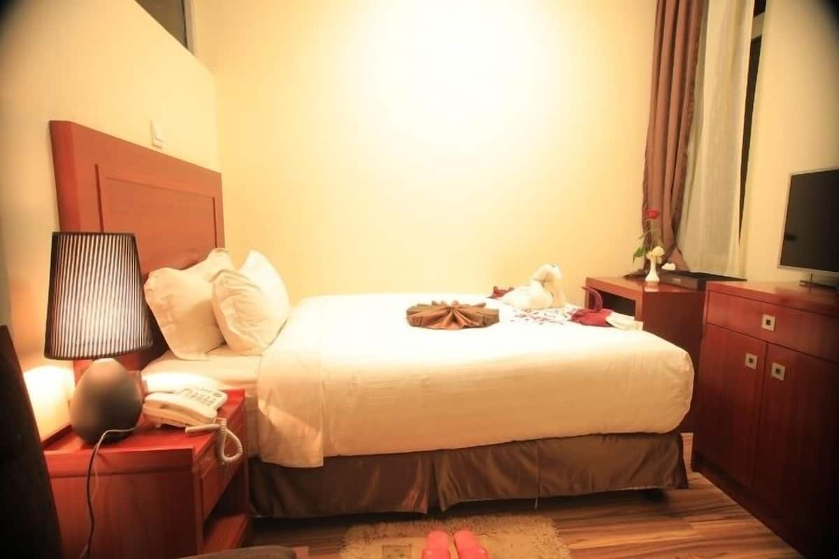 In-room safe, desk, soundproofing, WiFi (free)