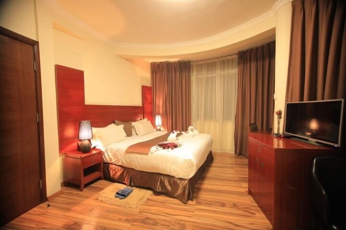Standard Room | In-room safe, desk, soundproofing, WiFi (free)