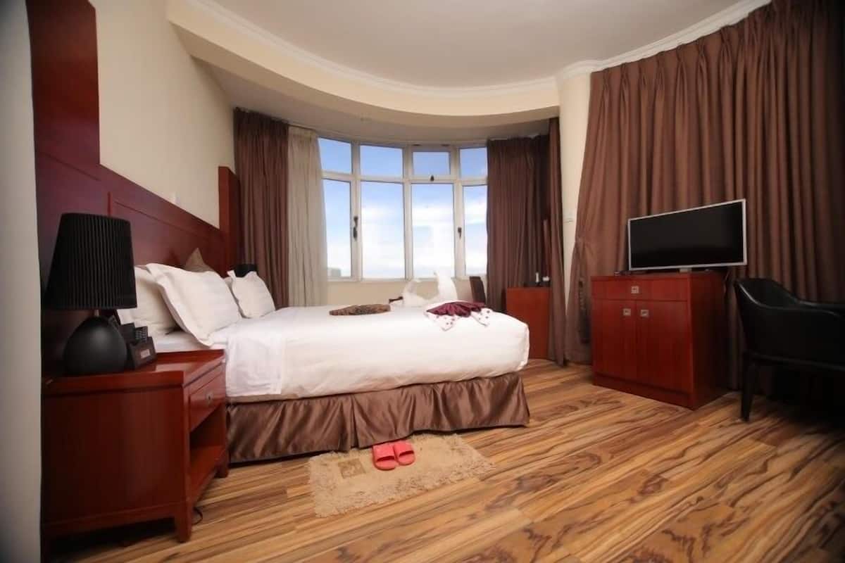 In-room safe, desk, soundproofing, free WiFi