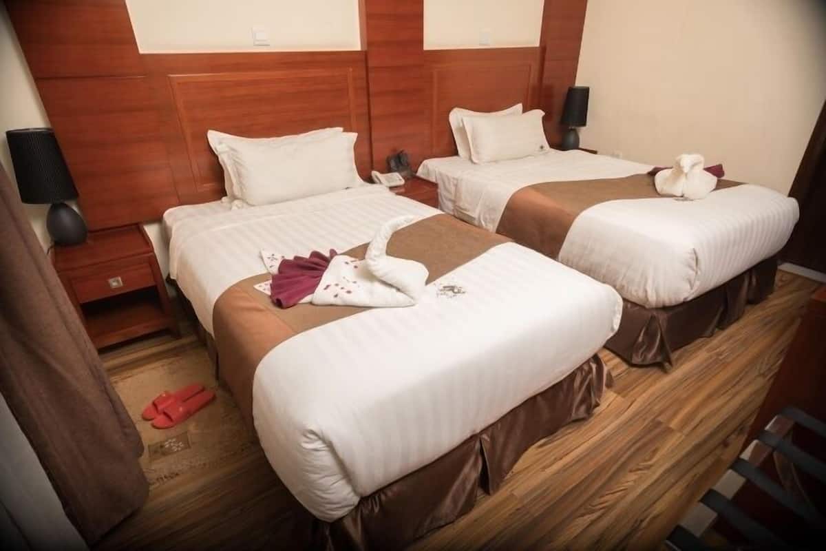 Twin Room | In-room safe, desk, soundproofing, WiFi (free)
