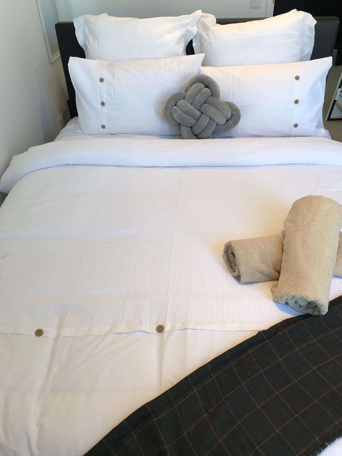 Vibrant 1 Bed CBD Apartment With City Views And Parking