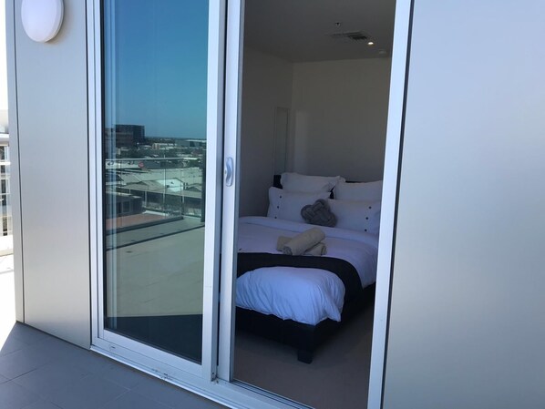 2 bedrooms, desk, iron/ironing board, Internet