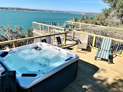 Nauti upea auringonnousua kannelta Canyon Lake Waterfront Home  