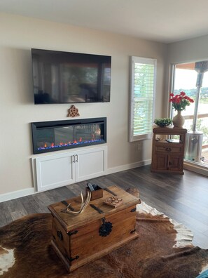 Smart TV, fireplace, toys, books - Modern Lakefront, Hot tub, Firepits, Large multi-level decks, Amazing Sunsets (Canyon Lake)