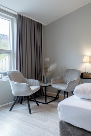 Deluxe-Doppel- oder -Zweibettzimmer, Bergblick | Wohnbereich