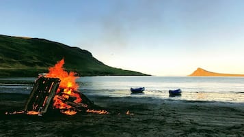 Playa en los alrededores y playa de arena negra