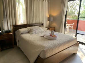 4 bedrooms, in-room safe, iron/ironing board, free WiFi - Modern luxury 4BR Sosua Villa, sea view, pool, jacuzzi, walk to beaches, town  (Sosúa)