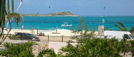På stranden, liggestole, badehåndklæder