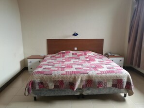 商务单人房, 1 张特大床, 无烟房, 城市景观 | 客房内保险箱、办公桌、遮光窗帘、隔音