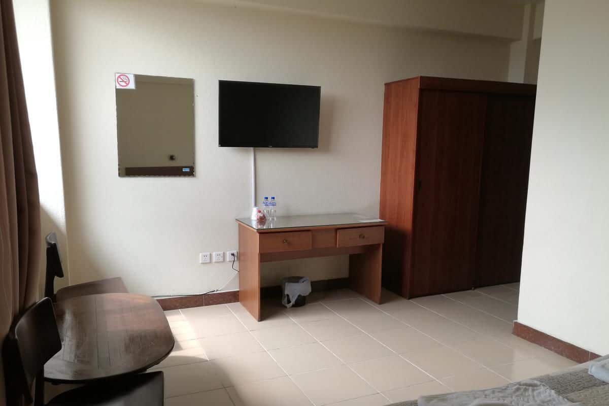 Business Single Room, 1 King Bed, Non Smoking, City View | In-room safe, desk, blackout curtains, soundproofing