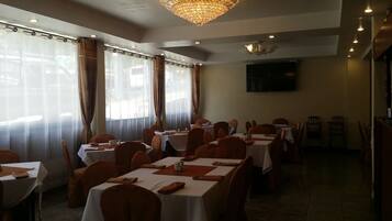 Breakfast, lunch, dinner served; Chinese cuisine