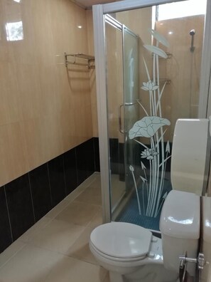 Shower, rainfall showerhead, free toiletries, slippers - Hotel TaTa Chino (Mixco)