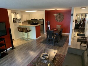 Smart TV, chimenea, reproductor de DVD y estéreo 