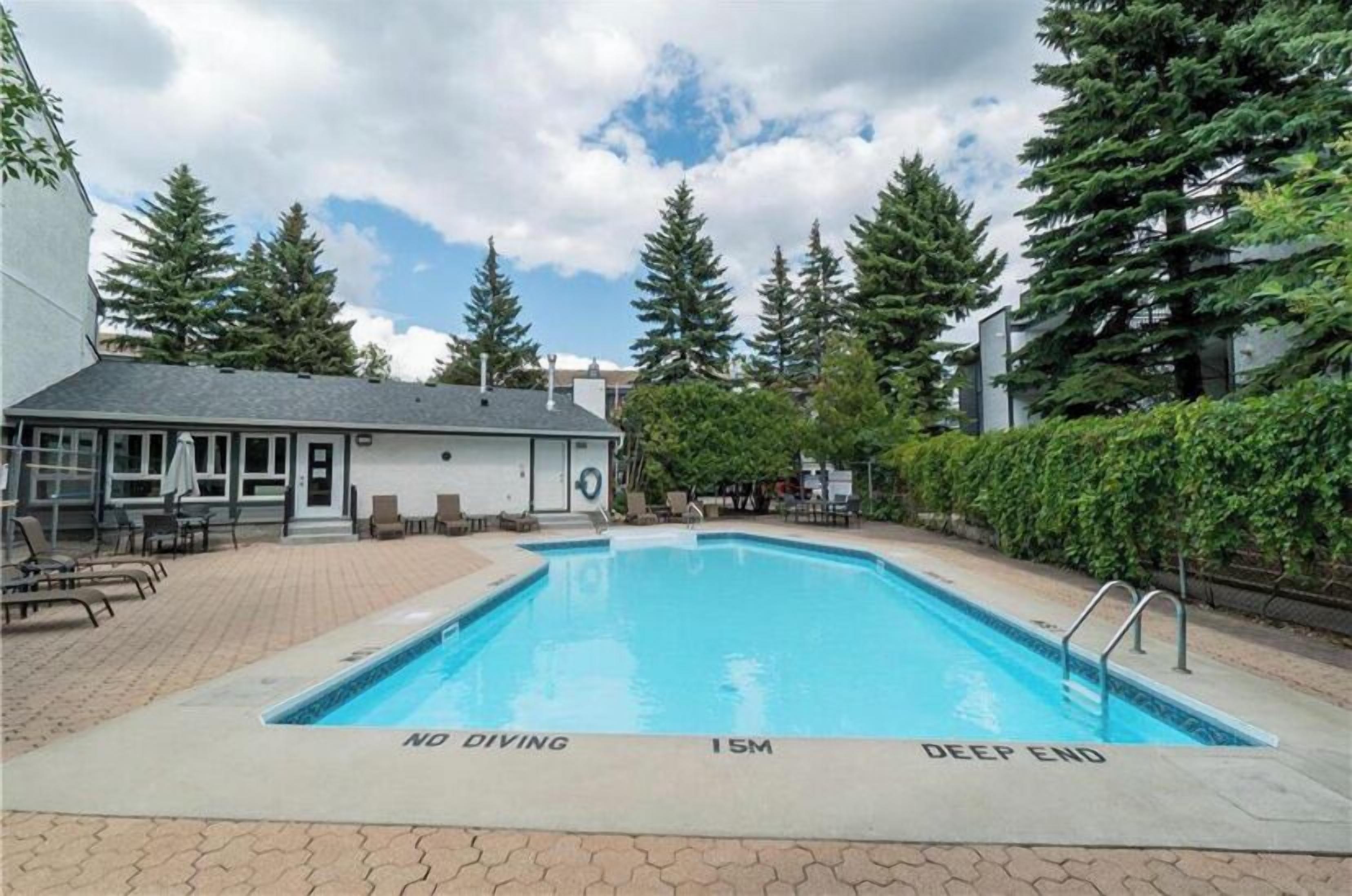 Utendørsbasseng og et oppvarmet basseng