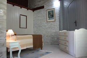 4 quartos, escrivaninha, ferros/tábuas de passar roupa