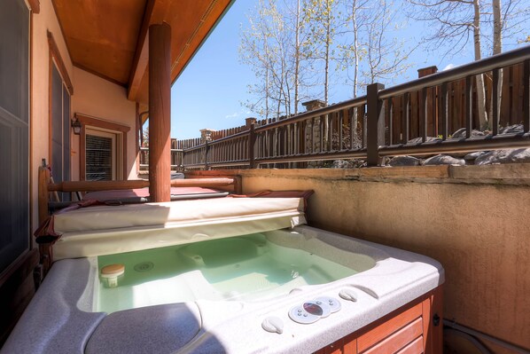 Outdoor spa tub