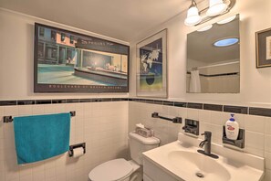 Secador de cabelo, toalhas de banho