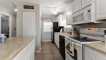 Frigorífico, microondas, horno y placa de cocina