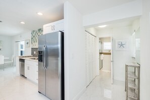 Interior - SUNSHINE DREAM HOUSE WITH HEATED POOL, NEAR BEACH, CLOSE TO SOUTH BEACH (Dania Beach)
