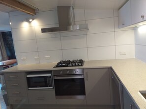 Fridge, microwave, oven, stovetop - The Pink Pipi Karitane (Karitane)