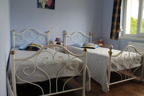 4 slaapkamers, een strijkplank/strijkijzer, reisbedje, gratis wifi